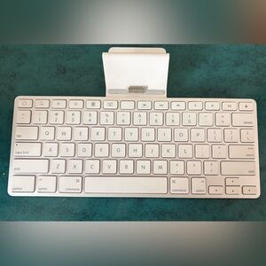 Apple A1359 Portable Wired 30-Pin Charging Standard QWERTY iPad Keyboard Dock
